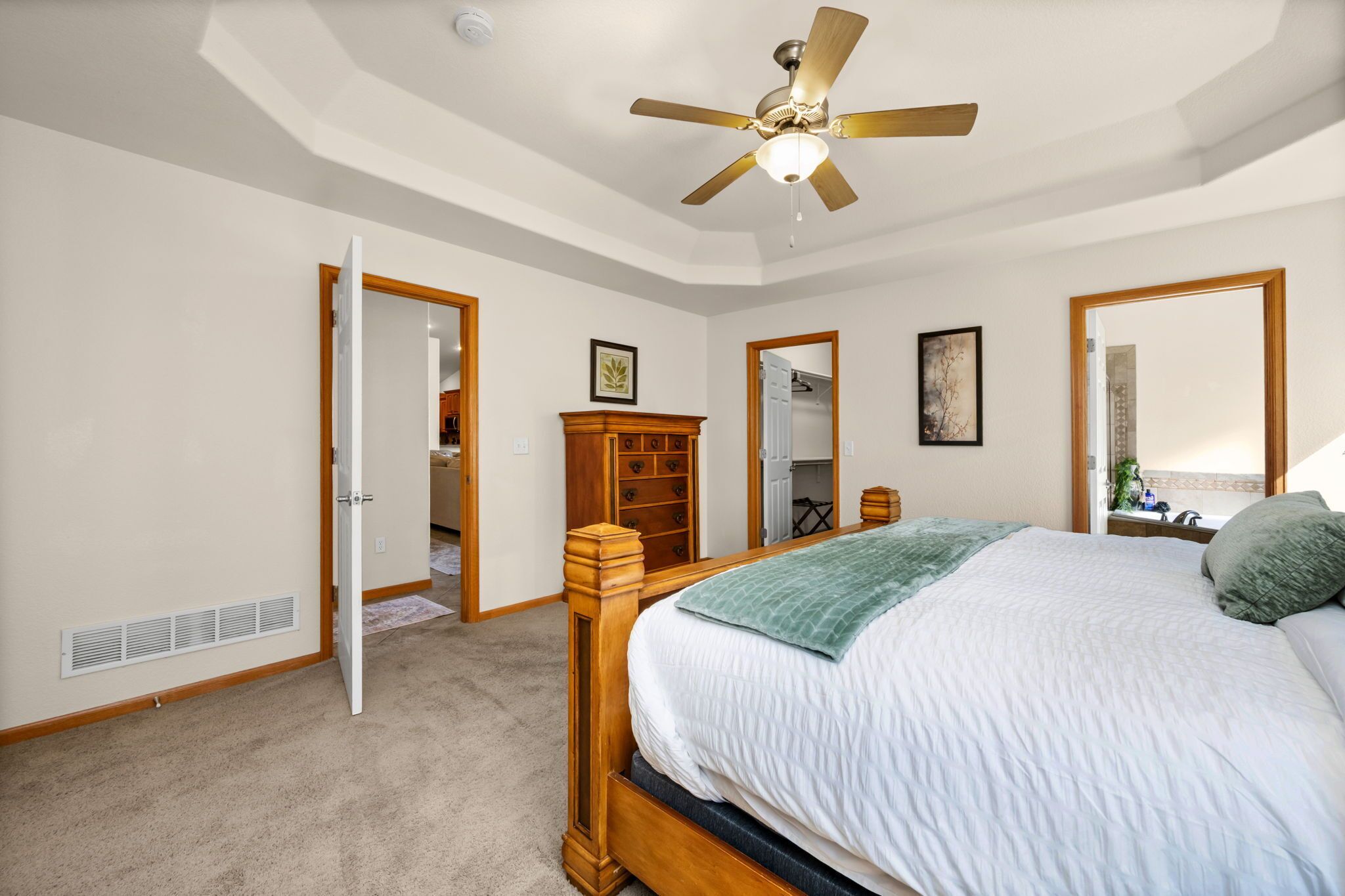 Desk, iron/ironing board, travel cot, Internet