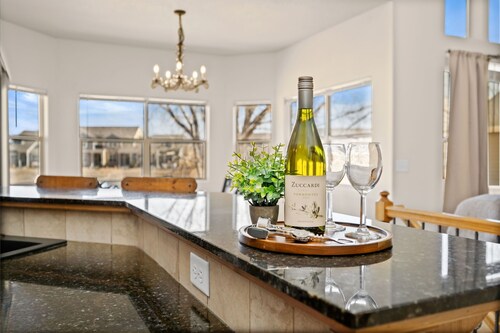 Cabin-Style Group Retreat Near RMNP, Lakes & Golf