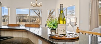 Cabin-Style Group Retreat Near RMNP, Lakes & Golf