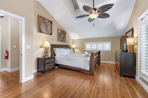 2 bedrooms, iron/ironing board, WiFi, bed sheets - Florida Breeze l Hot Tub l Walkable (St. Augustine)