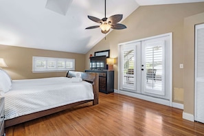 2 bedrooms, iron/ironing board, WiFi, bed sheets - Florida Breeze l Hot Tub l Walkable (St. Augustine)