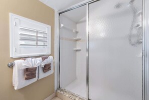 Doccia, asciugacapelli, asciugamani, shampoo