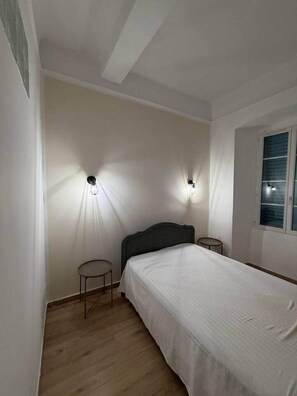 Een strijkplank/strijkijzer, wifi, beddengoed