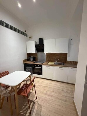 Een koelkast, een microgolfoven, een oven, een vaatwasser