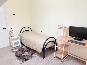 Een bureau, een strijkplank/strijkijzer, gratis wifi, beddengoed