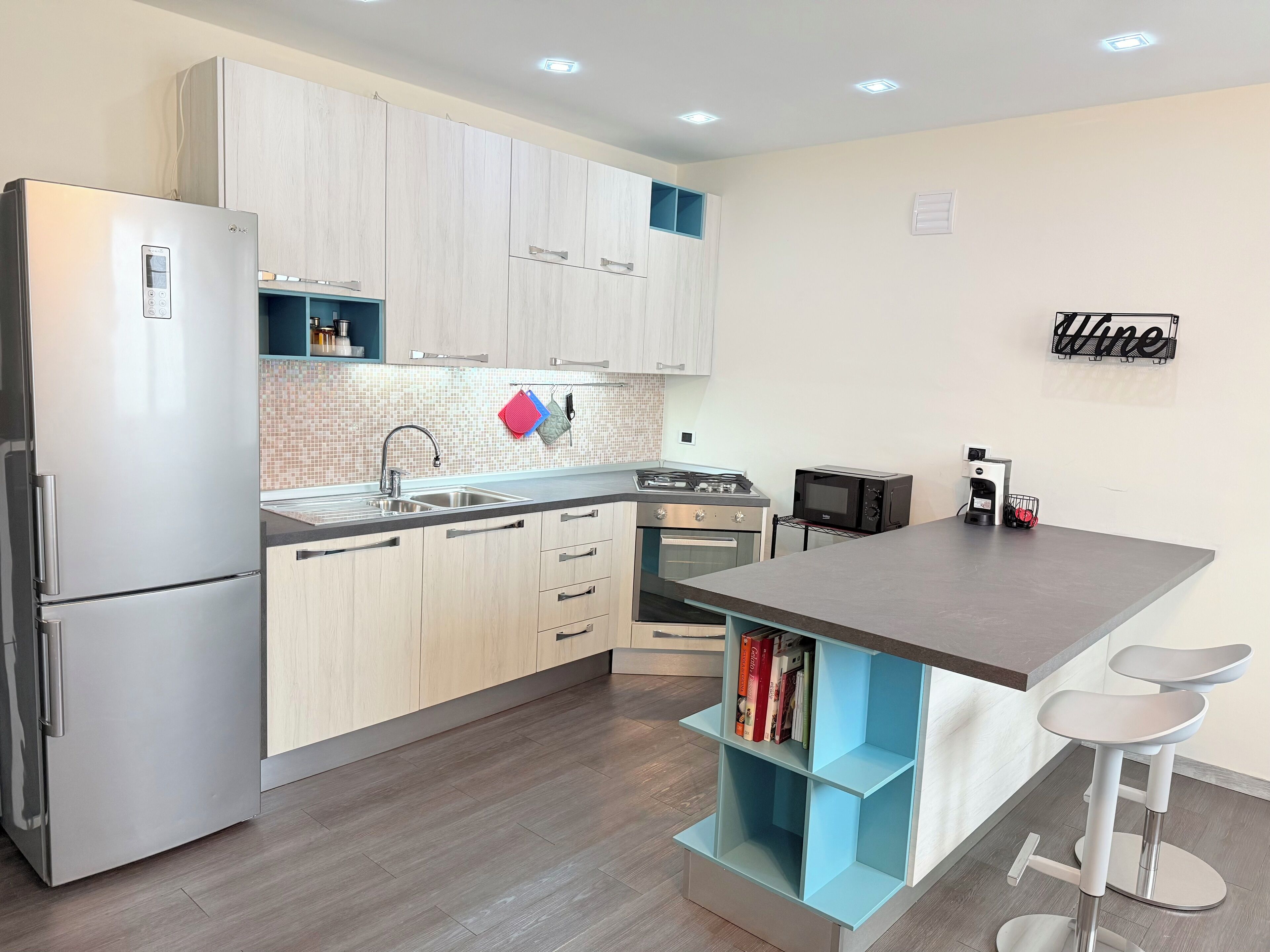 Frigorifero, microonde, forno, piano cottura