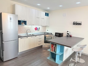 Frigorífico, microondas, horno y placa de cocina