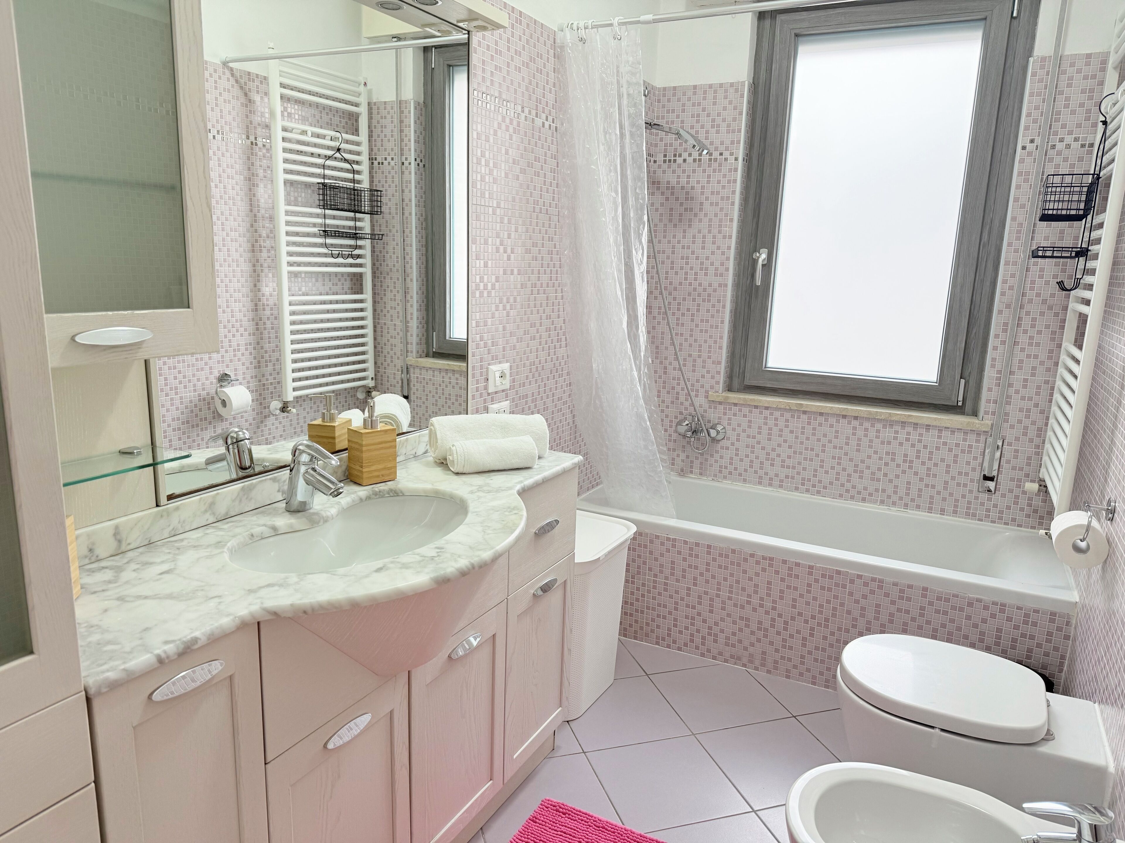 Séchoir à cheveux, bidet, serviettes fournies, papier de toilette