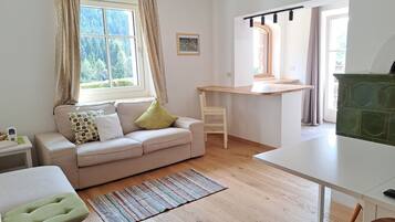 Una televisión, una chimenea, una mesa de tenis de mesa