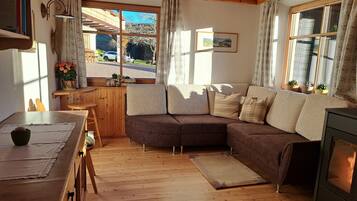 Télévision, cheminée, table de tennis de table