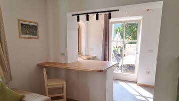 Fernseher, Kamin, Tischtennisplatte