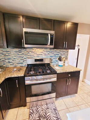 Microwave, oven, stovetop, dishwasher - Nice Quaint Getaway in Charlotte (Charlotte)