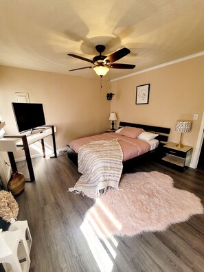 Tabla de planchar con plancha, internet y ropa de cama 