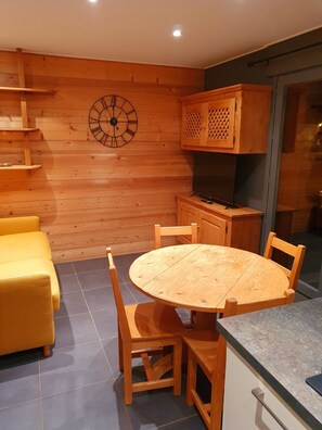 Interior - Cozy Little Nest in Morillon, Just 50m from the Cable Cars (Morillon)