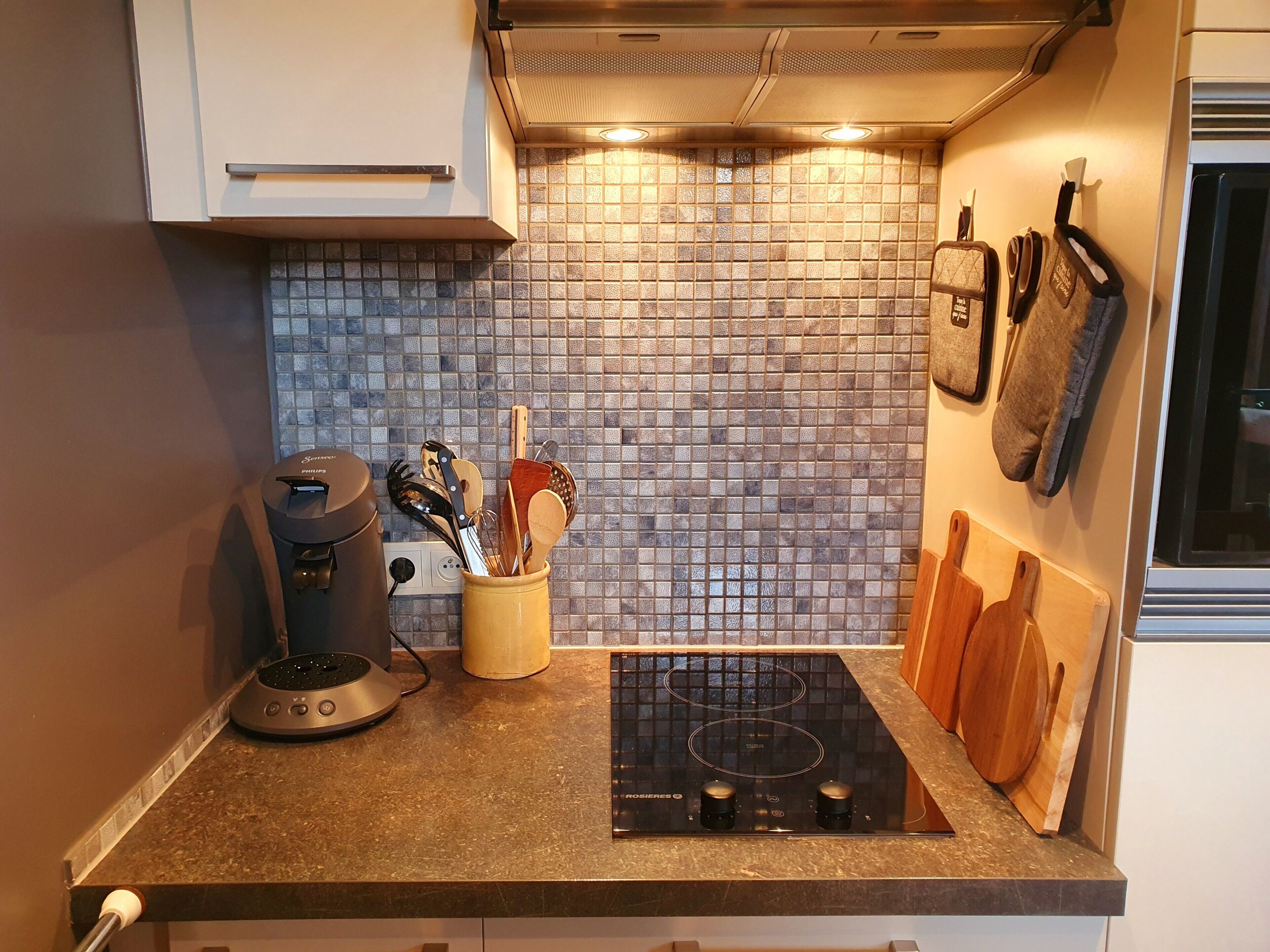 Coffee/tea maker, fridge, microwave, oven