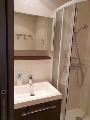 Shower, hair dryer, towels - Cozy Little Nest in Morillon, Just 50m from the Cable Cars (Morillon)