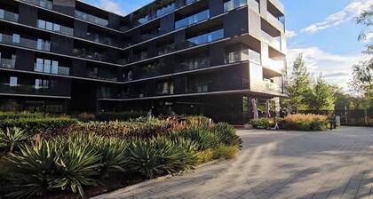 Riverside Luxury Studio AC, Balcony, Fast WIFI, Steps to Market Square