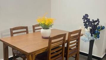 Apartemen Keluarga, 2 kamar tidur, Bebas Asap Rokok, balkon | Tempat makan