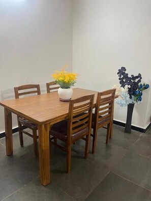 Apartemen Keluarga, 2 kamar tidur, Bebas Asap Rokok, balkon | Tempat makan