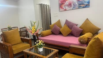 Apartamento familiar, 2 habitaciones, no fumadores, balcón | Zona de estar | Smart TV de 42 pulgadas con canales digitales