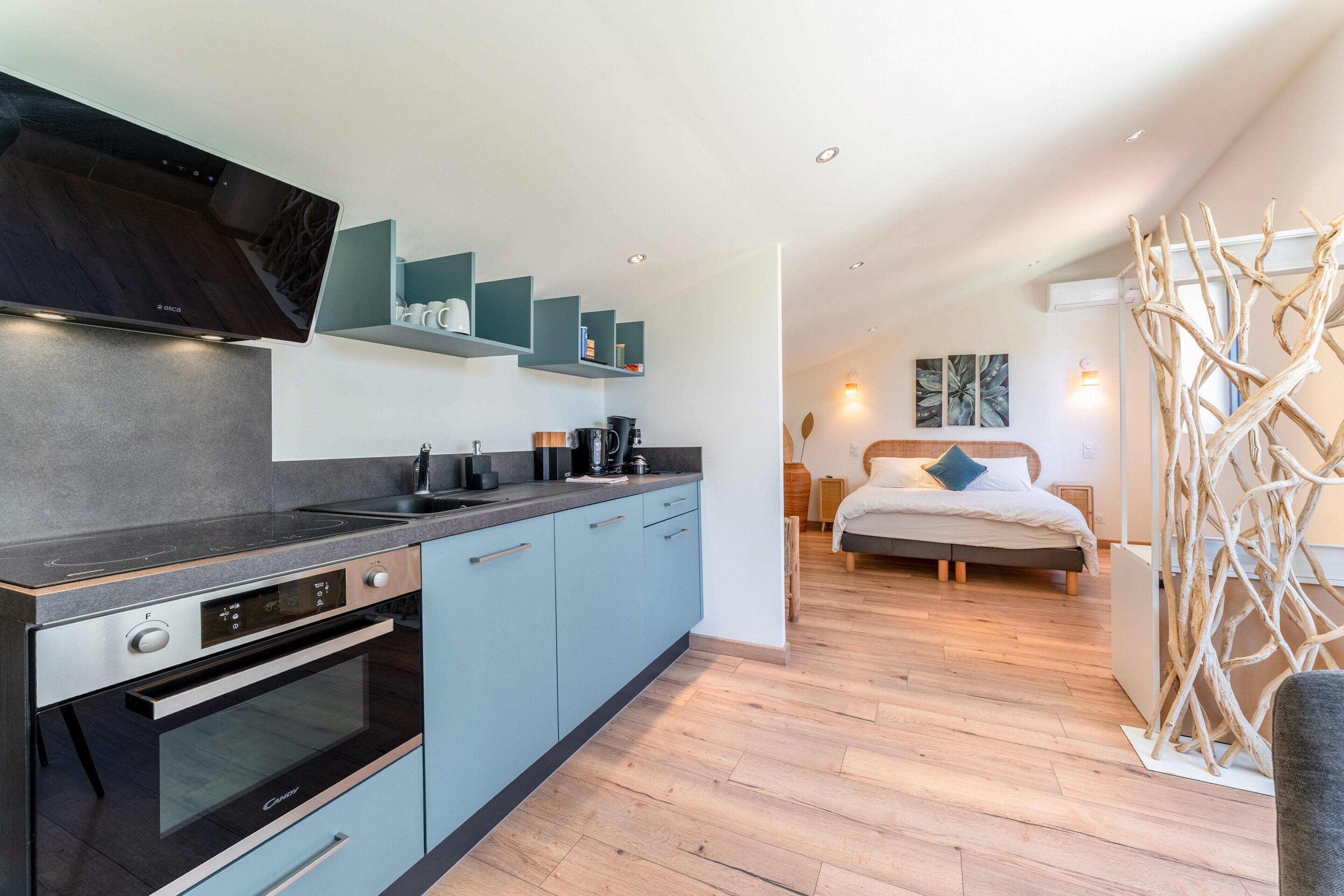 Een koelkast, een magnetron, een oven, een kookplaat