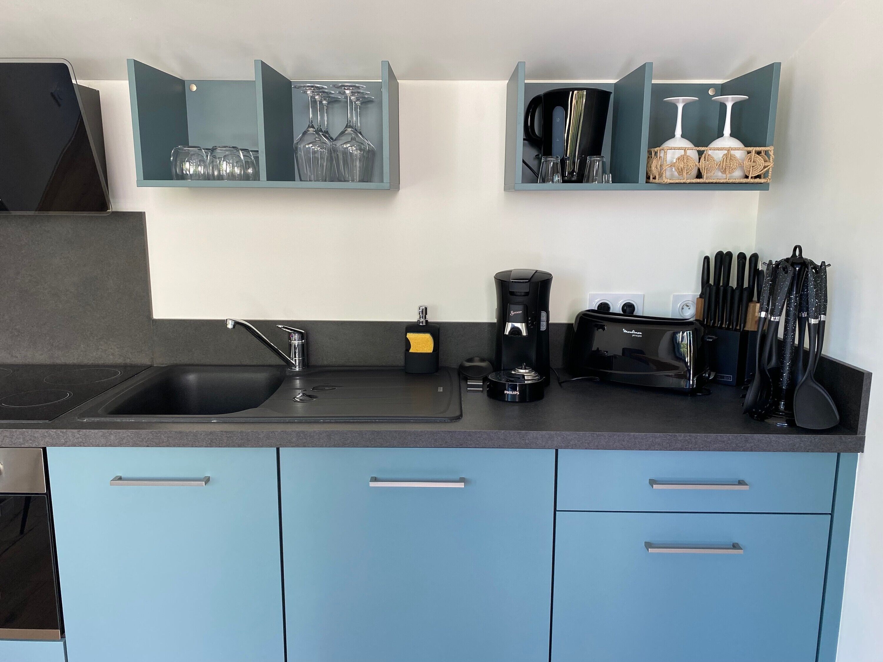 Jääkaappi, mikroaaltouuni, uuni, liesi