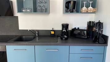 Jääkaappi, mikroaaltouuni, uuni, liesi