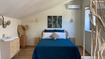 Tabla de planchar con plancha, wifi y ropa de cama