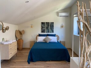 Tabla de planchar con plancha, wifi y ropa de cama