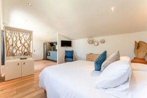 Tabla de planchar con plancha, wifi y ropa de cama 