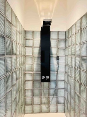 Shower, hair dryer, towels - Holiday Home “Mini Loft” with Shared Pool, Wi-Fi & Air Conditioning (Saint-Rémy-de-Provence)