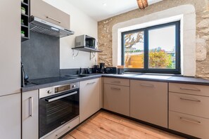 Fridge, microwave, oven, stovetop - Holiday Home “Le Mistral” with Shared Pool, Wi-Fi & Air Conditioning (Saint-Rémy-de-Provence)