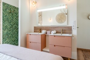 WiFi, bed sheets - Holiday Home “Le Mistral” with Shared Pool, Wi-Fi & Air Conditioning (Saint-Rémy-de-Provence)