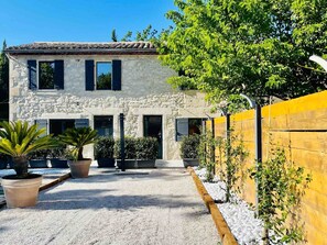 Exterior - Holiday Home “Le Mistral” with Shared Pool, Wi-Fi & Air Conditioning (Saint-Rémy-de-Provence)