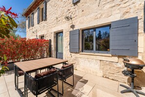 Outdoor dining - Holiday Home “Le Mistral” with Shared Pool, Wi-Fi & Air Conditioning (Saint-Rémy-de-Provence)