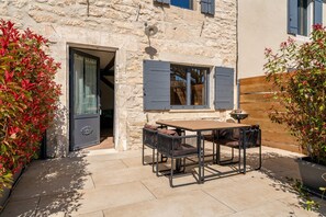 Outdoor dining - Holiday Home “Le Mistral” with Shared Pool, Wi-Fi & Air Conditioning (Saint-Rémy-de-Provence)