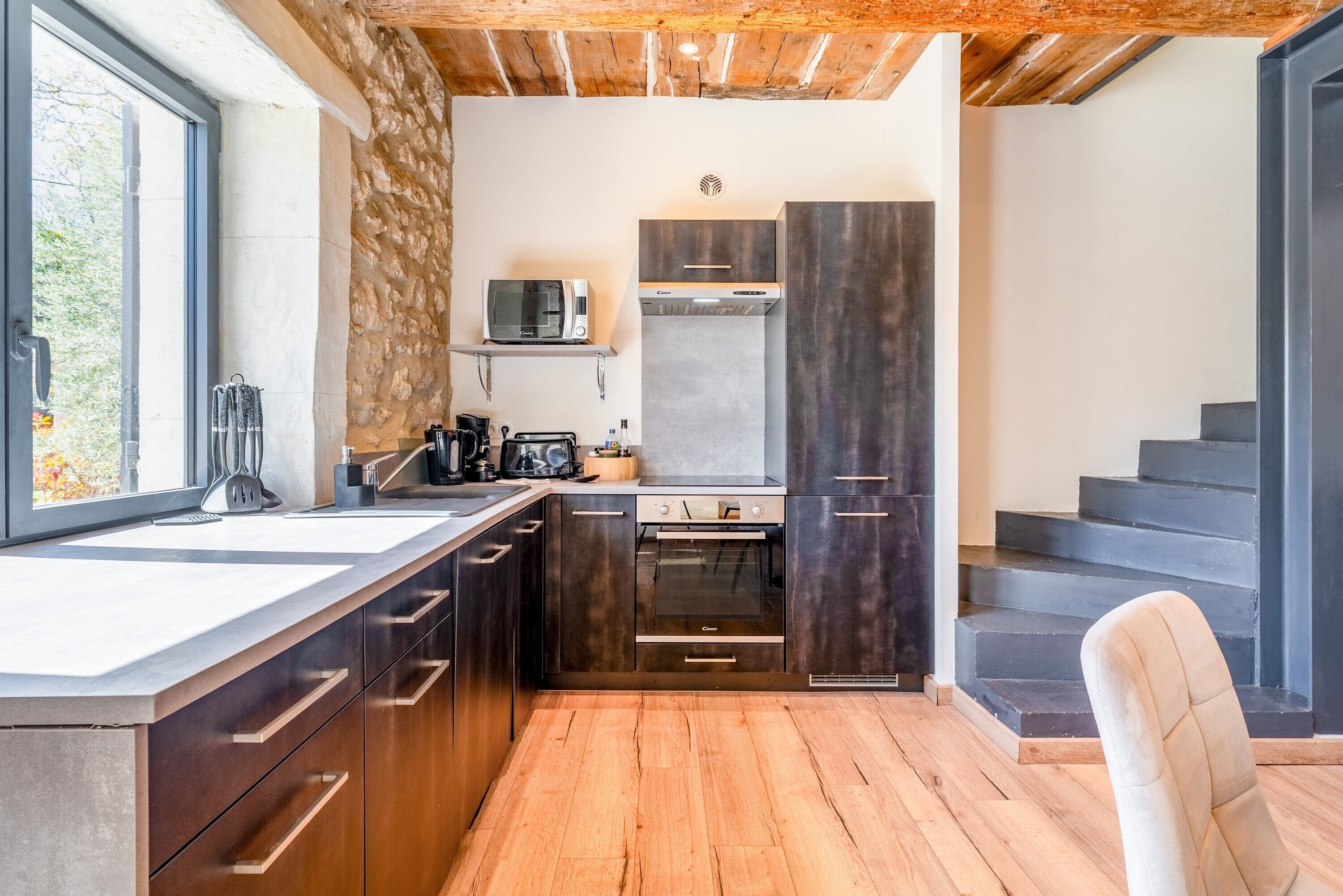 Refrigerador, microondas, horno y parrilla de estufa 