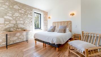 Tabla de planchar con plancha, wifi y ropa de cama