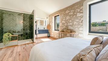 Tabla de planchar con plancha, wifi y ropa de cama