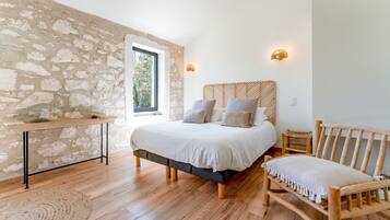 Tabla de planchar con plancha, wifi y ropa de cama