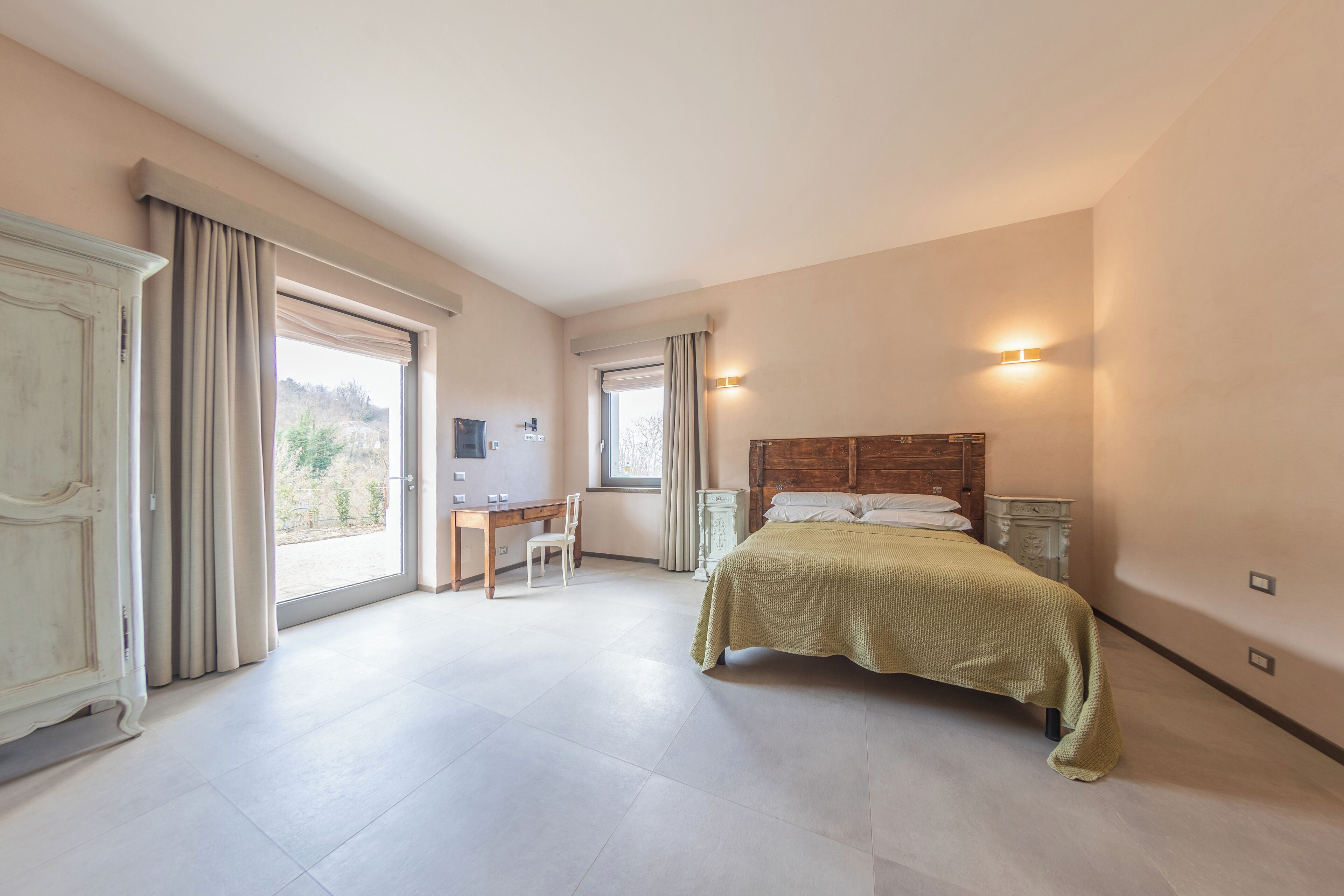 Room, Balcony