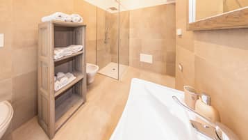 Zimmer, Balkon | Badezimmer | Haartrockner, HandtĂŒcher