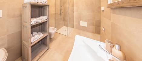 Habitación, balcón | Baño | Secadora de cabello y toallas