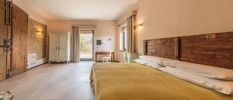 Room, Balcony