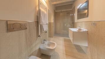 Een moderne badkamer met een toiletbril, een wastafel en een spiegel.