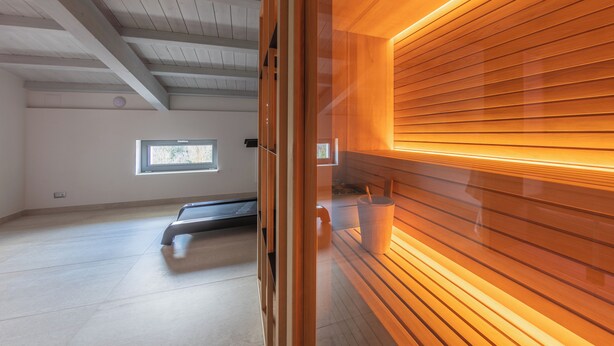 An interior with a wooden slatted wall, a window, and a bed. - La Casa di Caterina (Atripalda)