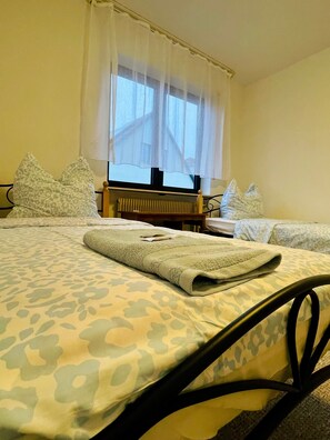 WiFi, bed sheets - Apartment 'Alexa' with Shared Terrace and Wi-Fi (Eußenheim)