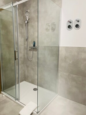 Shower, towels - Apartment 'Alexa' with Shared Terrace and Wi-Fi (Eußenheim)