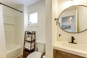 Hair dryer, towels - Private Hilltop Getaway w/ Patio: Dogs Welcome! (Vista)