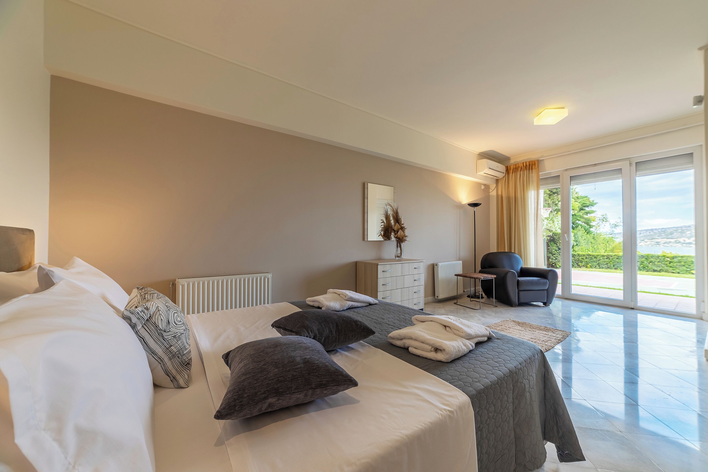 Superior Villa, Sea View | Bathroom | Shower, rainfall showerhead, free toiletries, hair dryer